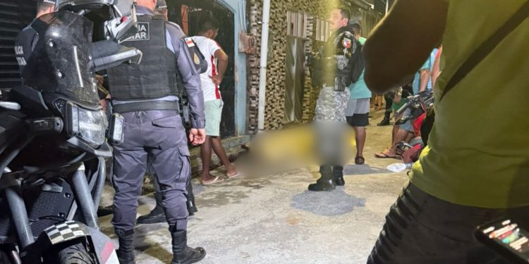 No São José, homem é assassinado a tiros na frente de casa