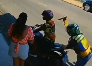 Veja o momento que mototaxista é esfaqueado pelas costas em Tefé