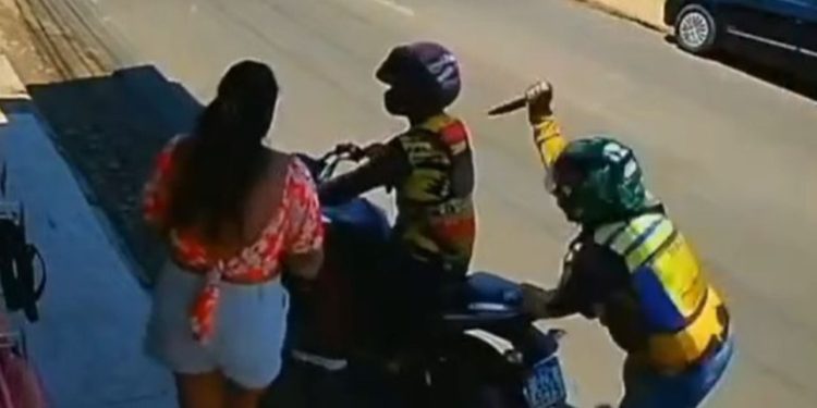 Veja o momento que mototaxista é esfaqueado pelas costas em Tefé