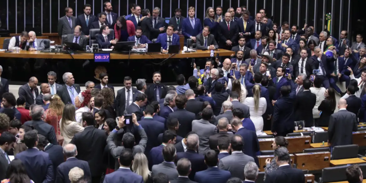 Vídeo: Câmara aprova urgência e acelera PL da Anistia