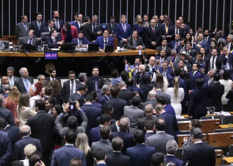 Vídeo: Câmara aprova urgência e acelera PL da Anistia