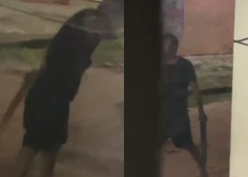 Vídeo mostra homem sendo espancado a pauladas no interior do Amazonas