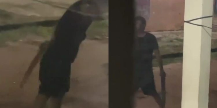 Vídeo mostra homem sendo espancado a pauladas no interior do Amazonas