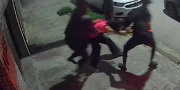 “Não quero morrer”: vídeo mostra adolescente escapando de sequestro