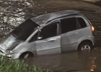 Após perder o controle, motorista cai em igarapé e fica ferido em Manaus;