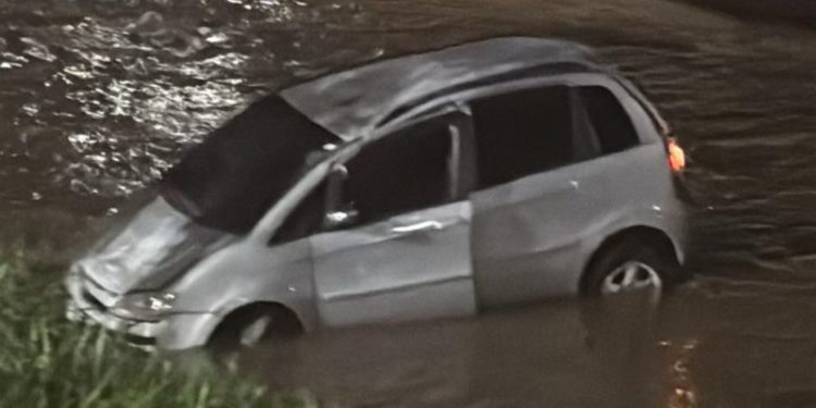 Após perder o controle, motorista cai em igarapé e fica ferido em Manaus;