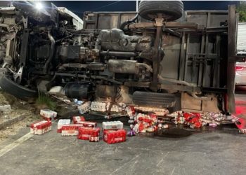 Tomba caminhão carregado de cerveja na Av. Cosme Ferreira. VÍDEO