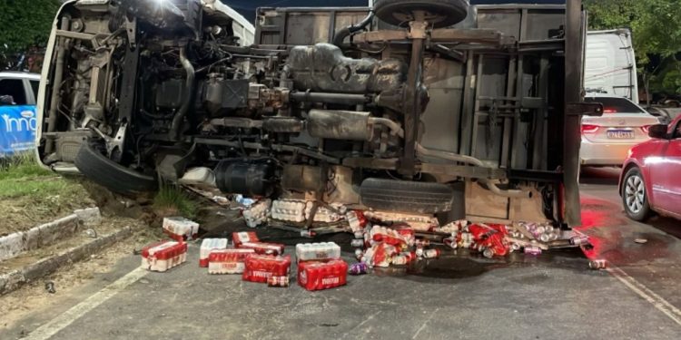 Tomba caminhão carregado de cerveja na Av. Cosme Ferreira. VÍDEO