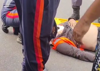 VÍDEO FORTE. Colisão entre carreta e moto deixa dois feridos na Av. Autaz Mirim