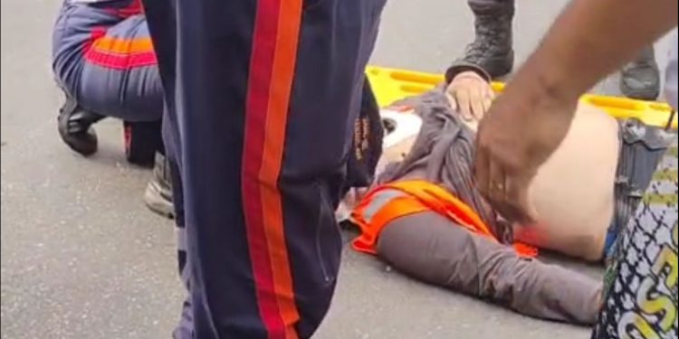 VÍDEO FORTE. Colisão entre carreta e moto deixa dois feridos na Av. Autaz Mirim