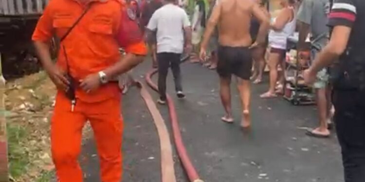 Incêndio consome cinco casas e mata cadela Pitbull no Bairro São Jorge