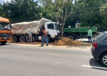 Colisão na Av. do Turismo destrói caminhonete e causa transtornos no fluxo
