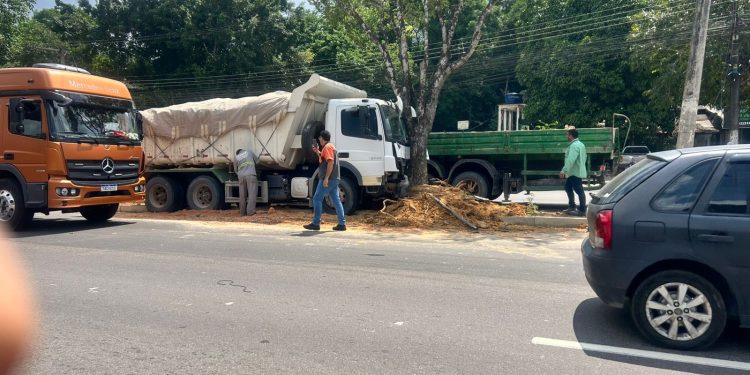 Colisão na Av. do Turismo destrói caminhonete e causa transtornos no fluxo