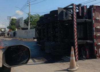 Tomba carreta e caos é intensificado na Av. Autaz Mirim. Veja o vídeo