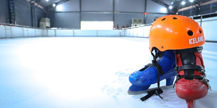 Atração inédita: pista de patinação no gelo é aberta ao público em Manaus