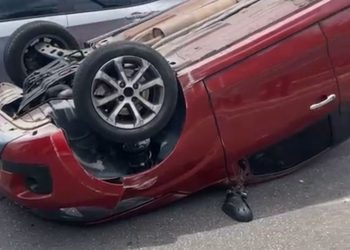 Capotamento deixa vítima no chão e Av. Rodrigo Otávio paralisada