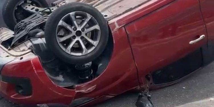 Capotamento deixa vítima no chão e Av. Rodrigo Otávio paralisada