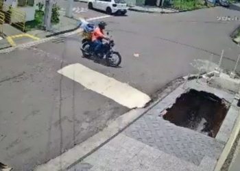 VÍDEO FORTE. Cratera abre e pedestre é engolido; o acidente foi na Vila da Prata