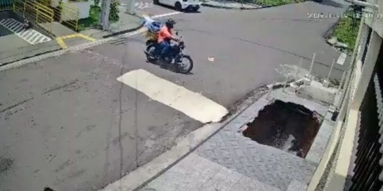 VÍDEO FORTE. Cratera abre e pedestre é engolido; o acidente foi na Vila da Prata