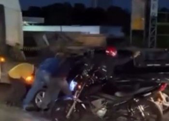 Bueiro aberto engole carro e moradores ajudam a retirar.  Veja o vídeo