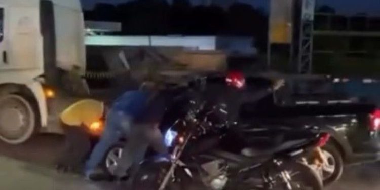 Bueiro aberto engole carro e moradores ajudam a retirar. Veja o vídeo