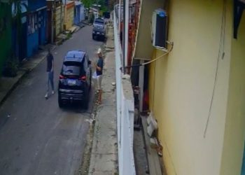 VÍDEO. Arrombou carro e fugiu; cuidado ao deixar suas coisas o “pilantra” está de olho