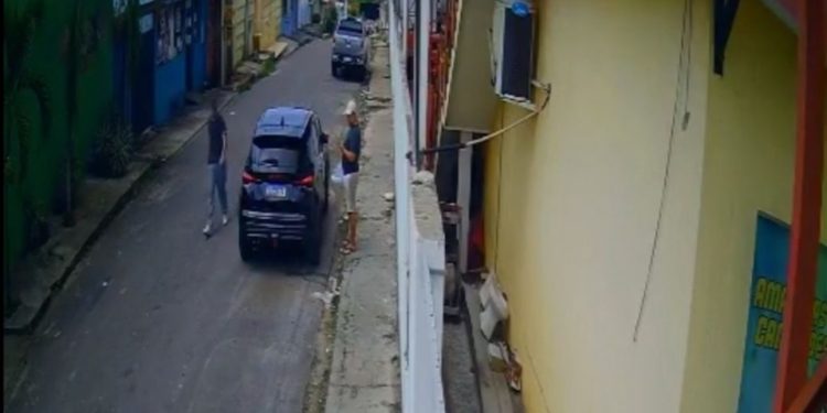 VÍDEO. Arrombou carro e fugiu; cuidado ao deixar suas coisas o “pilantra” está de olho