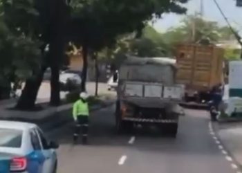 Atenção motorista! Congestionamento por causa de carreta com pane mecânica na Ephigênio Salles. Vídeo