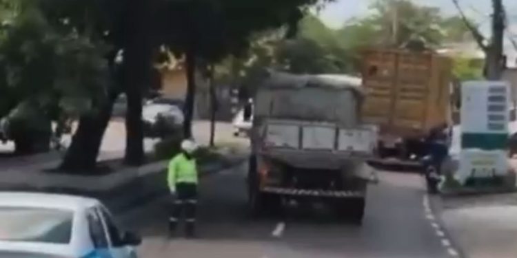 Atenção motorista! Congestionamento por causa de carreta com pane mecânica na Ephigênio Salles. Vídeo