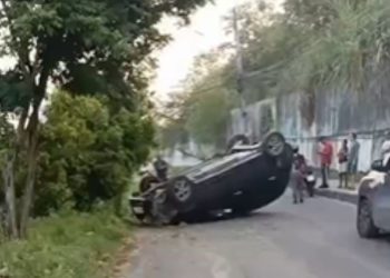 Vídeo mostra carro capotado; motorista tem sinais de embriaguez