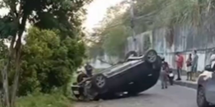 Vídeo mostra carro capotado; motorista tem sinais de embriaguez