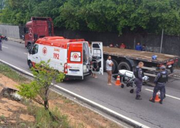 Motociclistas caem e são atropelados por carreta na Rodrigo Otávio