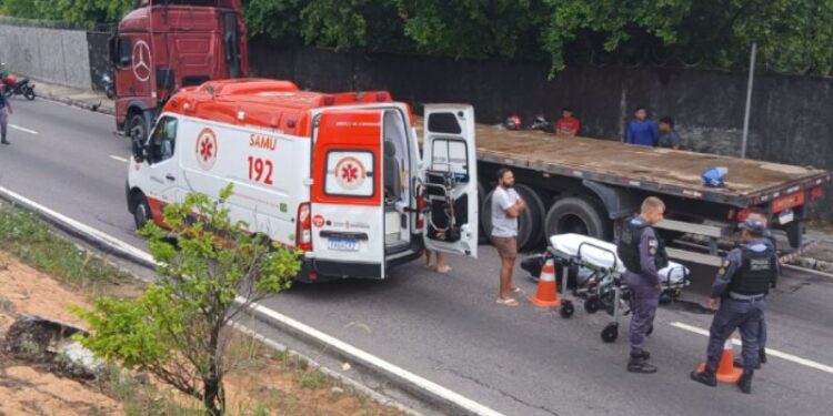 Motociclistas caem e são atropelados por carreta na Rodrigo Otávio