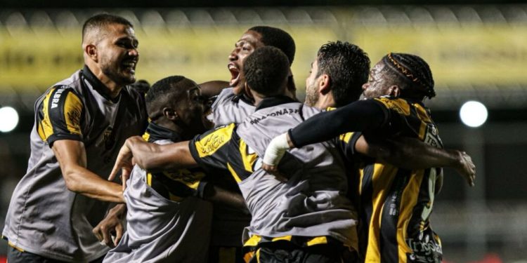 Amazonas vence Criciúma por 2 a 1