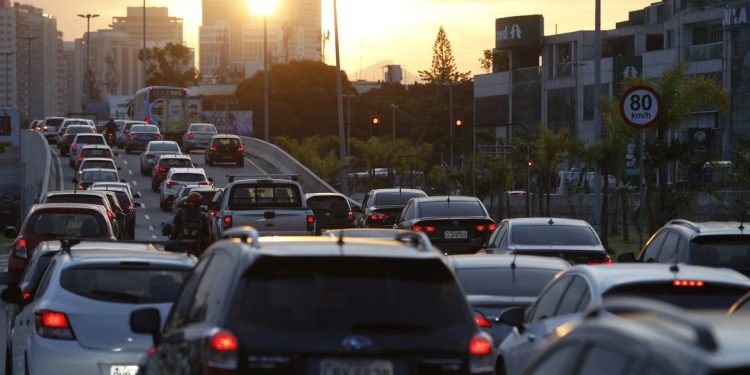 Manaus vida louca – São mais de 1 milhão de veículos para 17 mil ruas