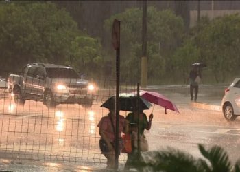 Manaus amanheceu debaixo de temporal