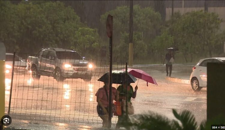 Manaus amanheceu debaixo de temporal