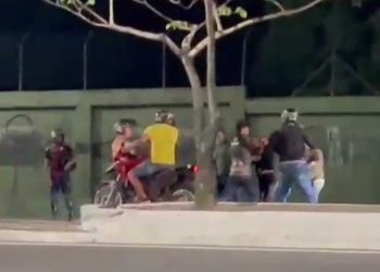 Murro e chutes durante briga de trânsito interdita a Av. Avenida Ephigênio. Veja o vídeo