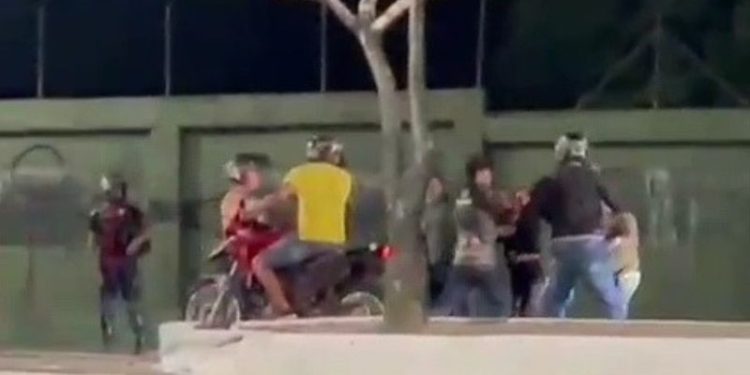 Murro e chutes durante briga de trânsito interdita a Av. Avenida Ephigênio. Veja o vídeo