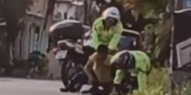 Vídeo flagra agentes do IMMU agredindo motorista no bairro São Francisco. VEJA