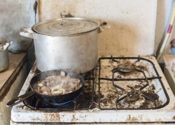 Filho tenta matar a mãe após se revoltar por ela não fazer o almoço