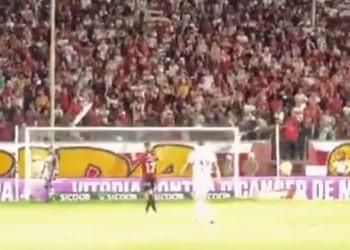 Vídeo. Arquibancada desaba durante briga no jogo de Bahia e Vitória