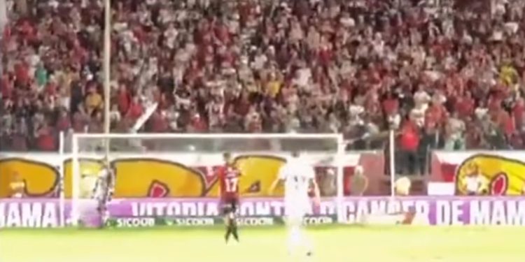 Vídeo. Arquibancada desaba durante briga no jogo de Bahia e Vitória