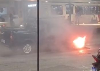 Vídeo. Incêndio destrói Saveiro estacionada na Av. Noel Nutels