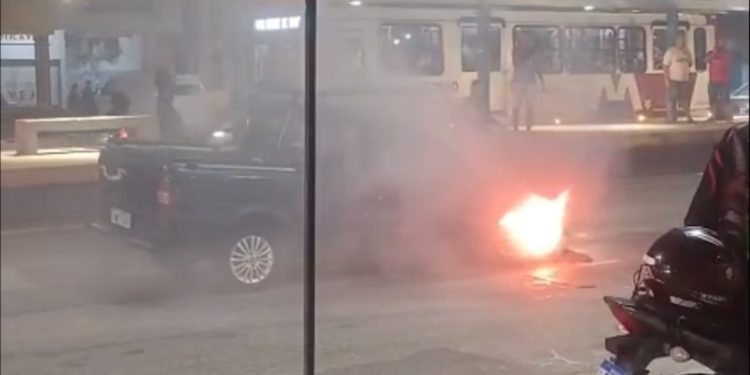 Vídeo. Incêndio destrói Saveiro estacionada na Av. Noel Nutels