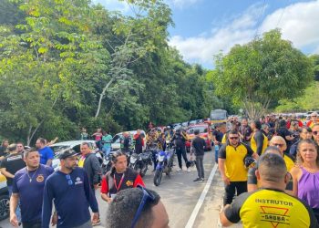 Instrutores de autoescolas fazem manifestação contra nova lei
