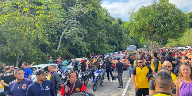 Instrutores de autoescolas fazem manifestação contra nova lei