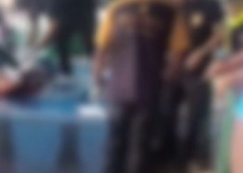 Espancado até a morte e corpo foi abandonado em uma praça. VÍDEO