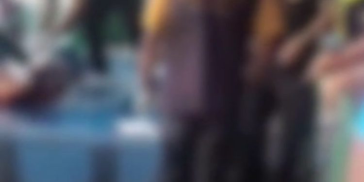 Espancado até a morte e corpo foi abandonado em uma praça. VÍDEO