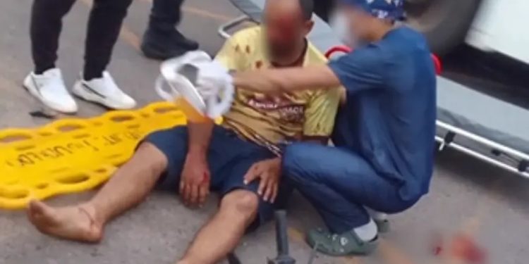 Buraco na pista deixa motociclista ferido